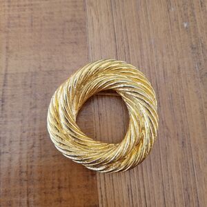 Vintage Gold Tone Twisted Rope Round Brooch Pin